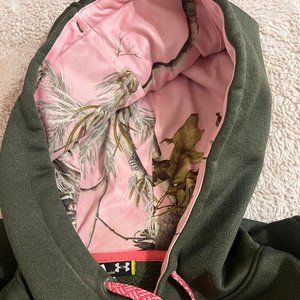 Under Armour Sweatshirt with Pink Camo Lining - Cozy & Stylish